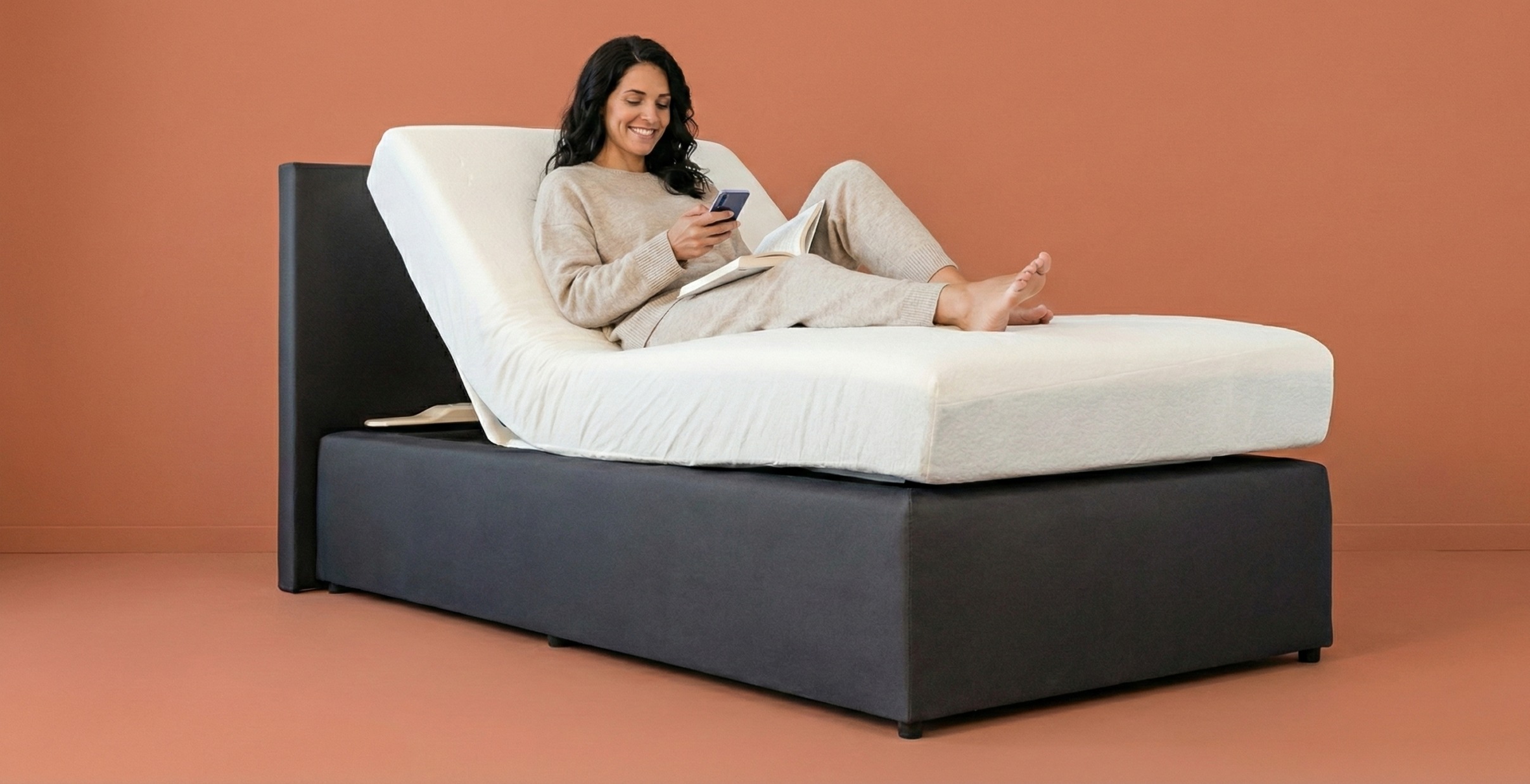 Vrouw die leest in haar omhoog gezette bed met de CosyLift